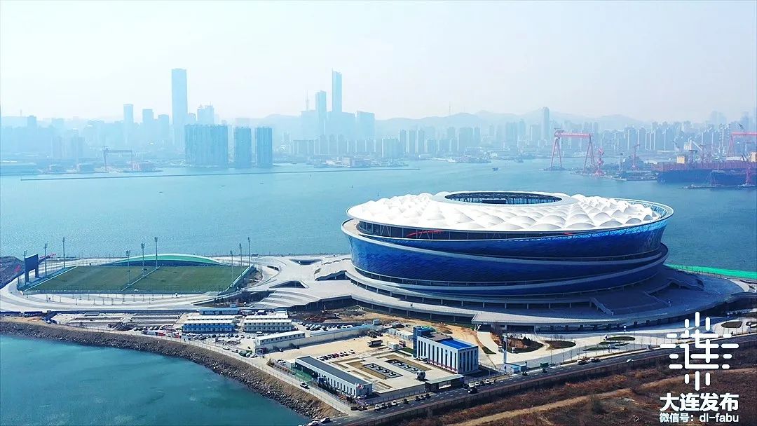 大连梭鱼湾足球场飘起"中国红"!两场国际赛事准备就绪