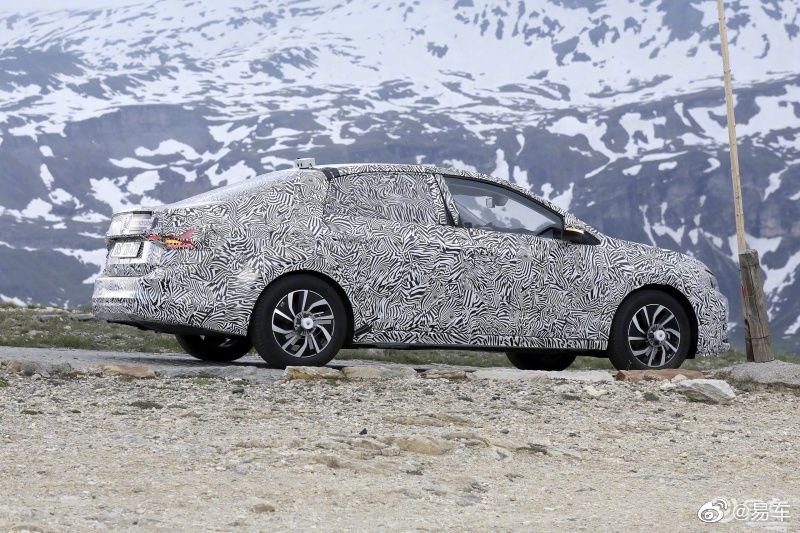 全新大众速腾海外路试谍照采用新家族化设计