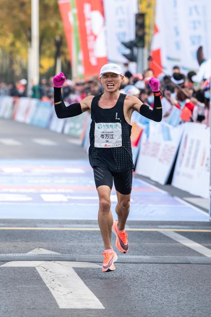 2020年10月18日,太原国际马拉松赛,岑万江获得男子全程第三名.