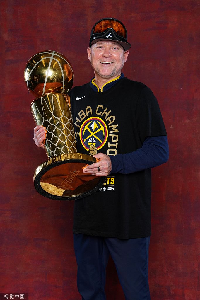 马龙捧起nba总冠军奖杯.