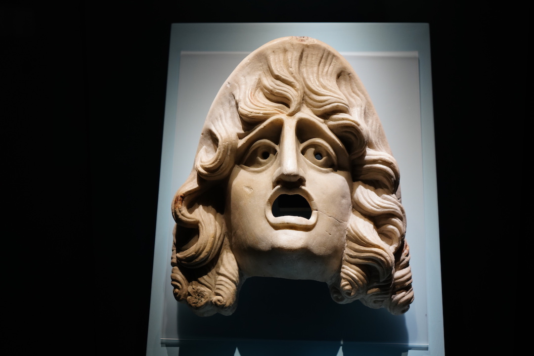 戏剧面具雕塑之美《会饮篇》中,柏拉图借苏格拉底之口,将人们对美的