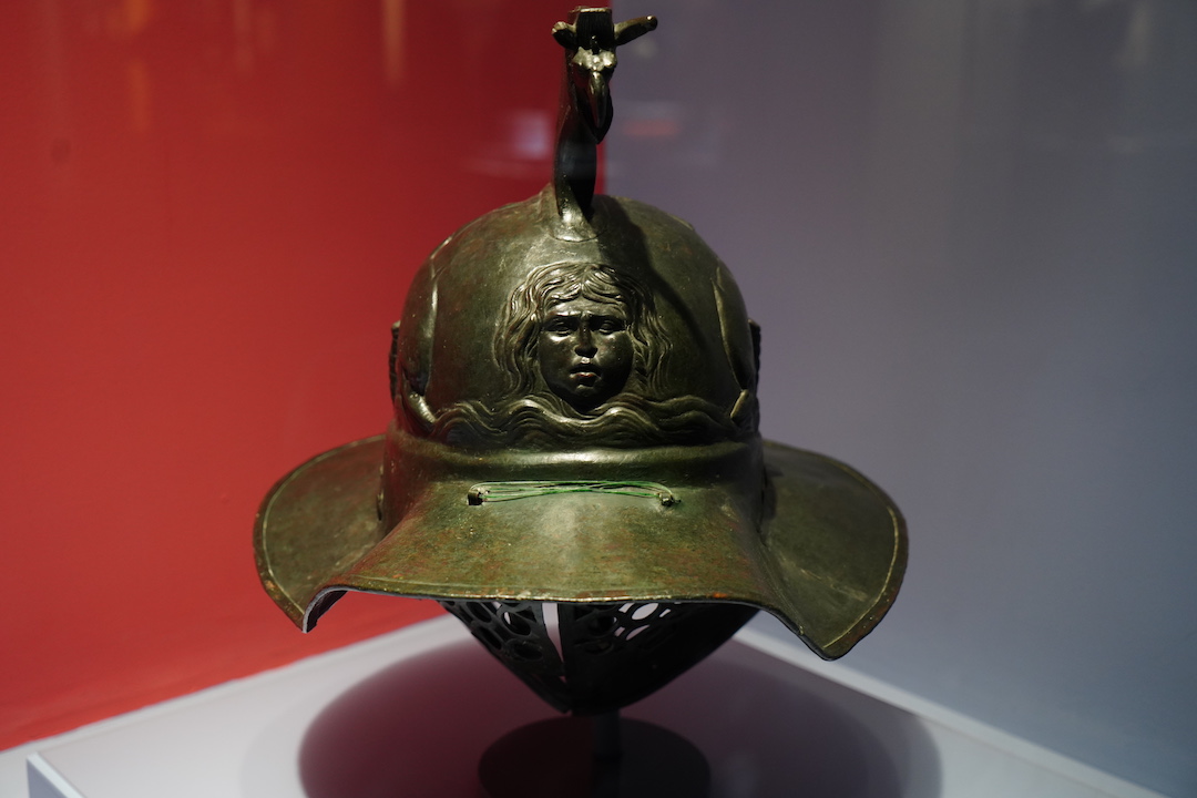 色雷斯角斗士头盔