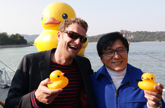 年10月24日,北京颐和园昆明湖,大黄鸭告别会举办,霍夫曼与成龙合影