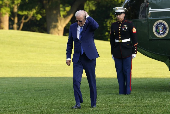 ▲6月1日，美国总统拜登乘直升机回到白宫，走在白宫草坪上。（视觉中国）