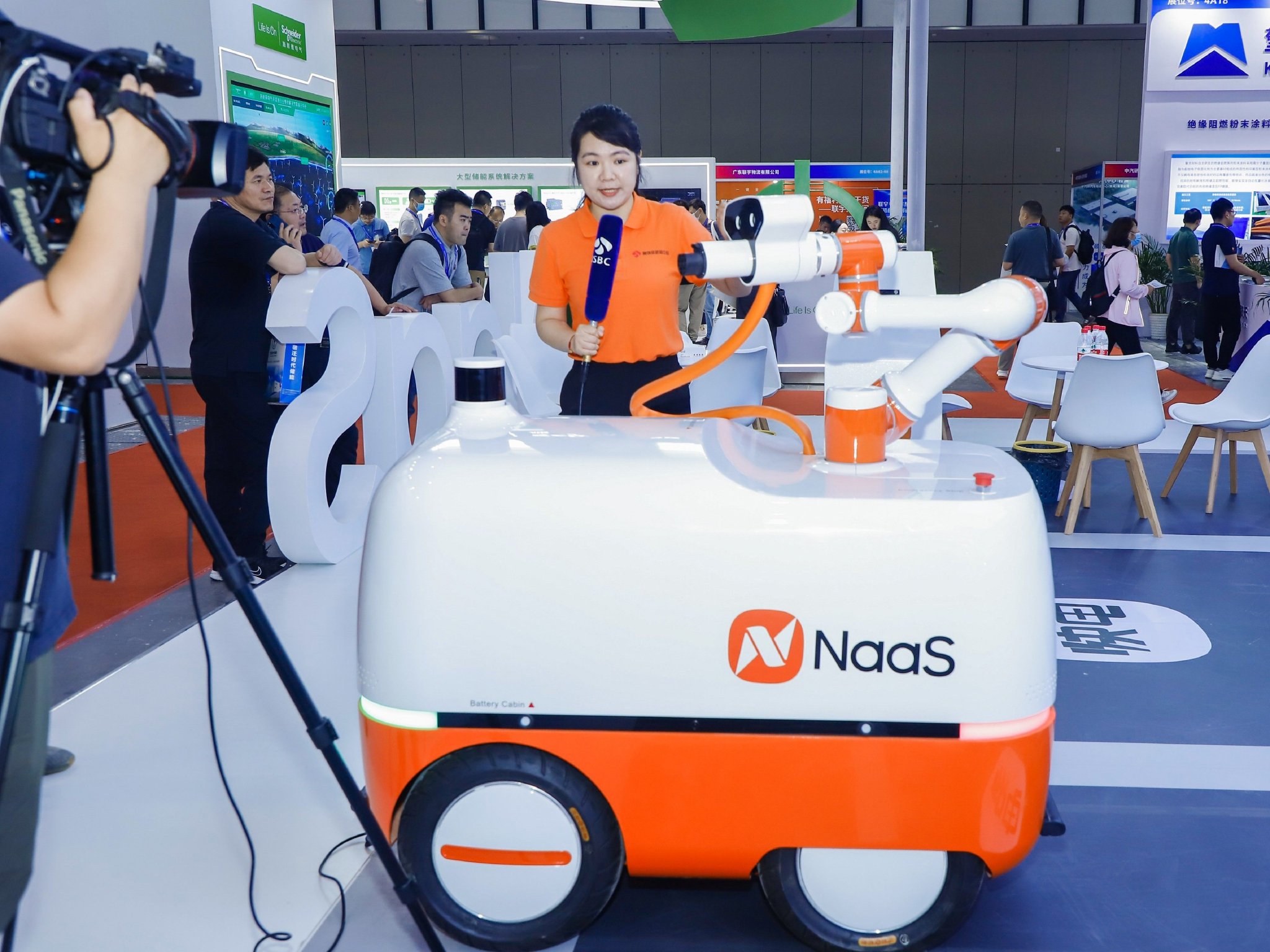 江苏卫视现场采访能链自主研发的自动充电机器人产品