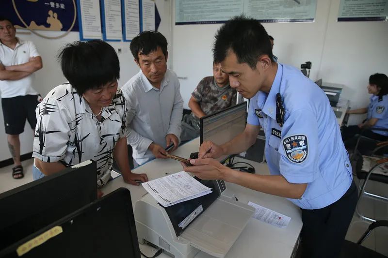 群众到卢龙县公安局石门派出所办理业务.(图片由市公安局提供)