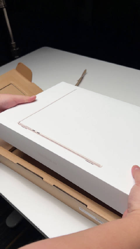 15 英寸 MacBook Air 到工作室了，给大伙来个沉浸式开箱|macbook air_新浪新闻