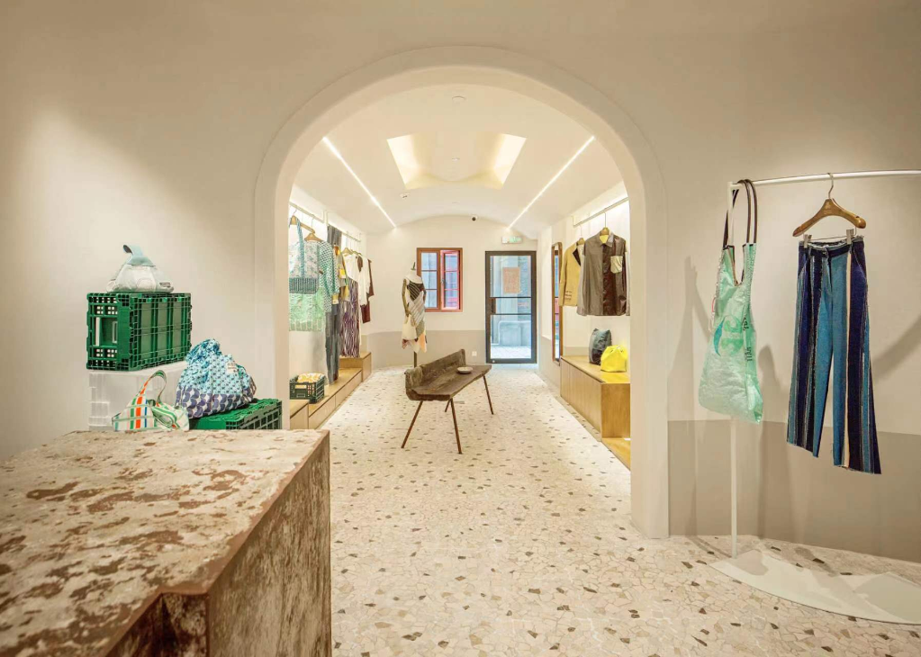 图为"再造衣银行"服装店内景.(张娜 摄)