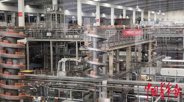 海天酱油的自动化生产线.中青报·中青网见习记者 裴思童/摄