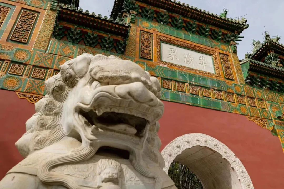 "华藏界""须弥春"牌楼为三门四柱七楼彩色牌楼