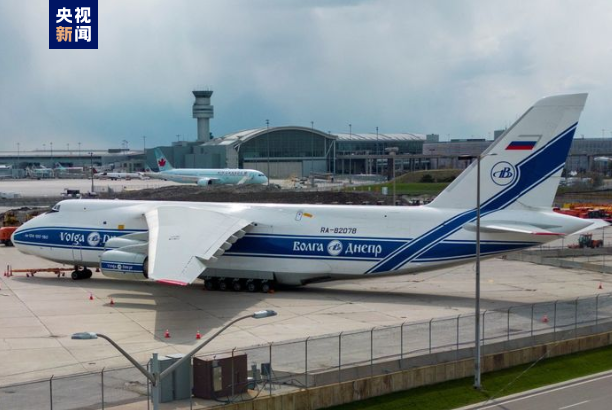 "安-124"是世界上最大的运输机之一,能够搭载超过100吨的货物,包括