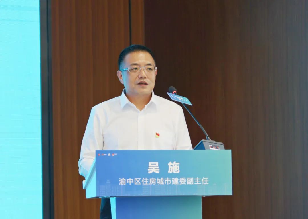 渝中区住房城市建委副主任吴施回答市民提问&nbsp;李聪冲 摄