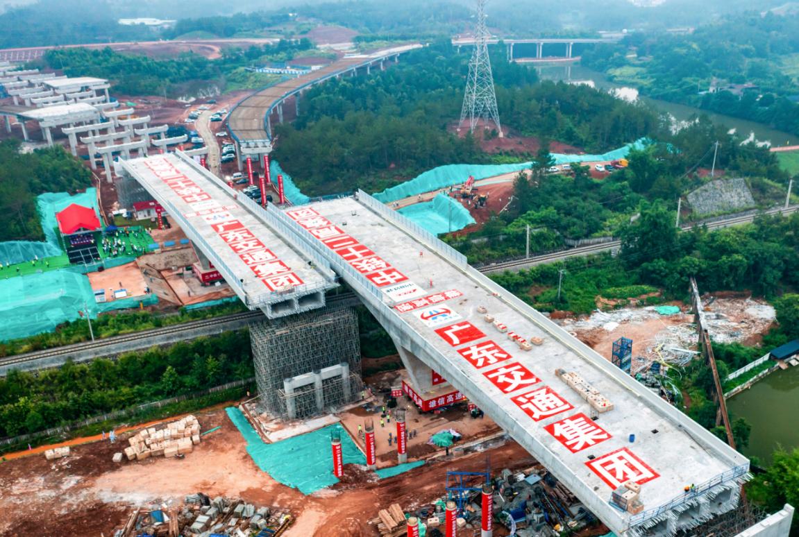 万吨桥跳"双人舞" 雄信高速跨赣韶铁路双幅转体桥成功转体|高速_新浪