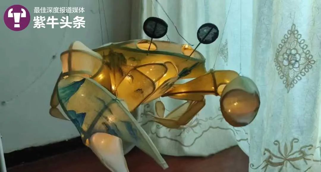 徐海罡做的螃蟹花灯十分精美