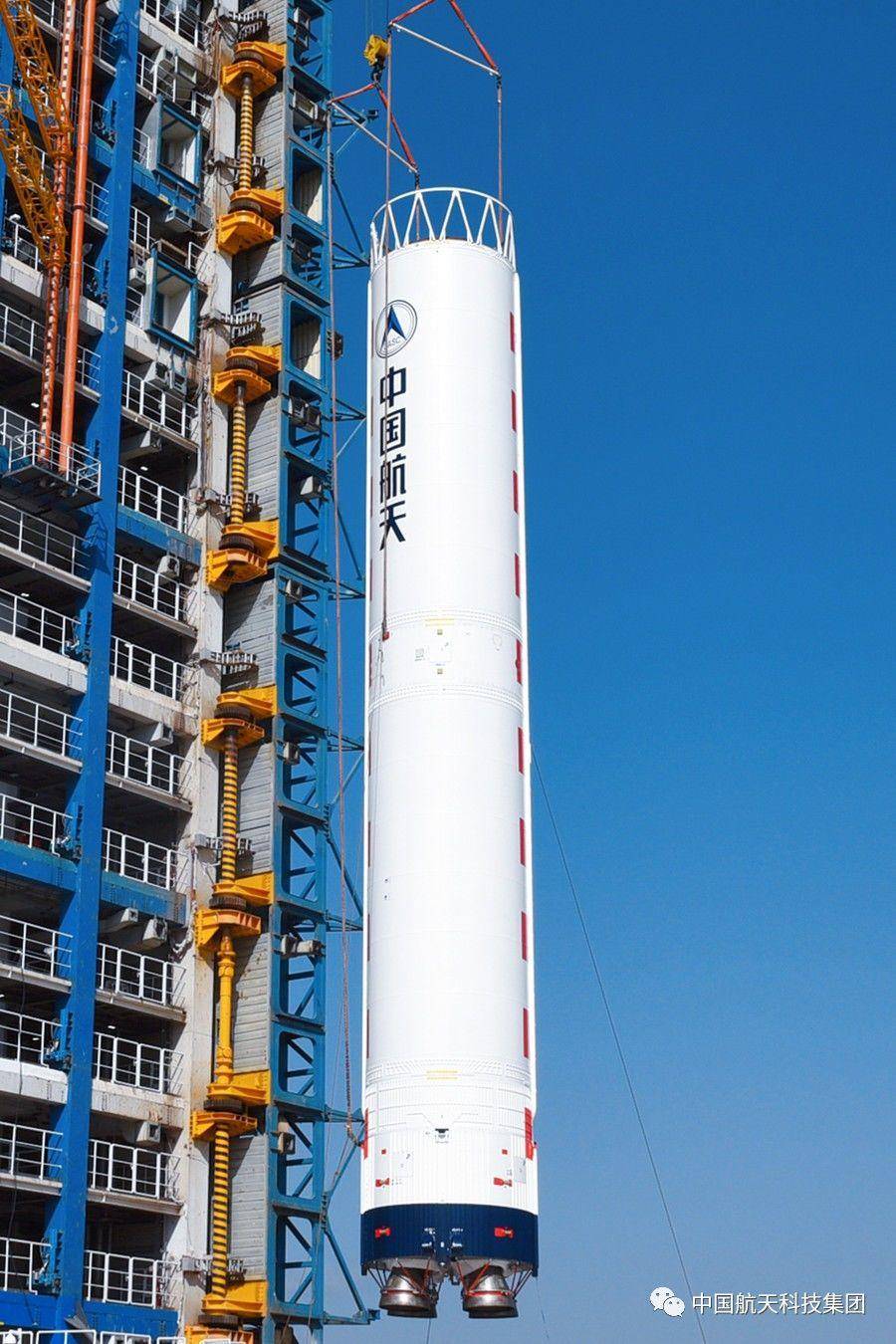 火箭吊装(吴佳栋 摄)本次发射是长征系列运载火箭第476次发射.
