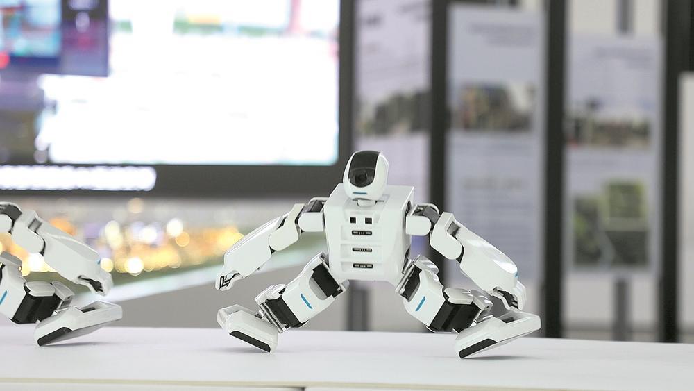 会跳舞的双足仿人形机器人