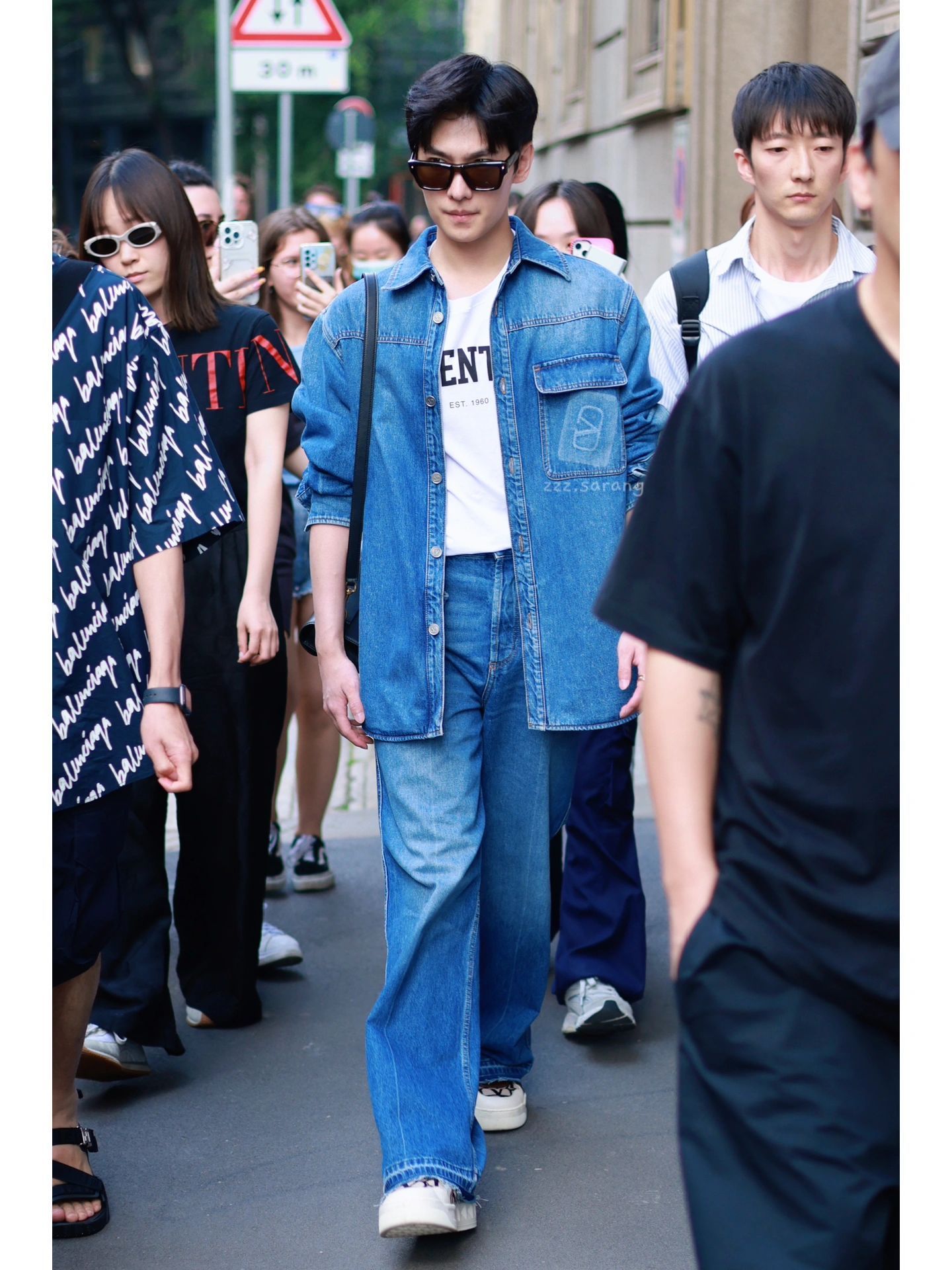 杨洋今日份米兰造型🈶️ 蓝色牛仔装+墨镜，靓仔出街！|牛仔装|靓仔|杨洋_新浪新闻