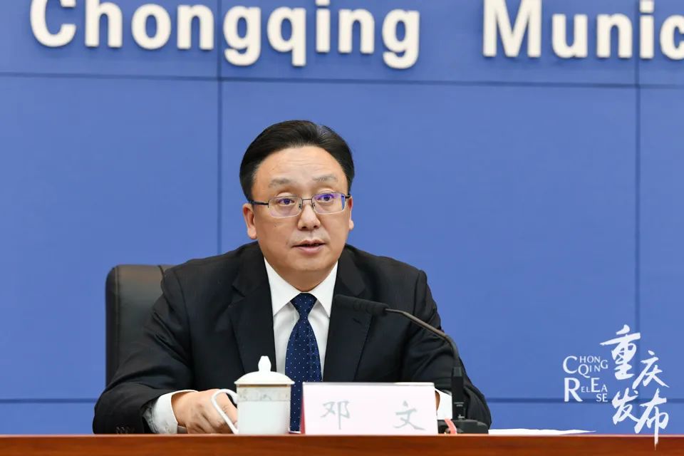 邓文介绍有关情况&nbsp;邹乐&nbsp;摄