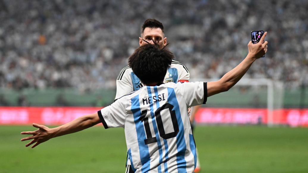 2023年6月15日，北京，在阿根廷对澳大利亚的比赛中，一位球迷冲进球场拥抱梅西。视觉中国 图