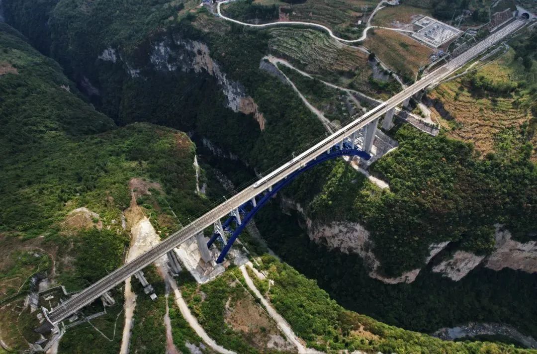 列车驶过成贵高铁西溪河大桥,这是我国高铁首座钢管混凝土转体拱桥.