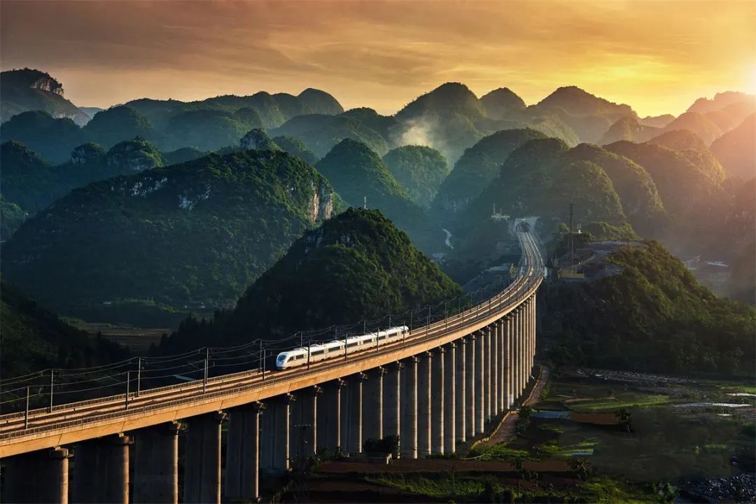 震撼,壮美铁路桥梁!网友:"基建狂魔"从未令人失望|贵州省_新浪财经_新