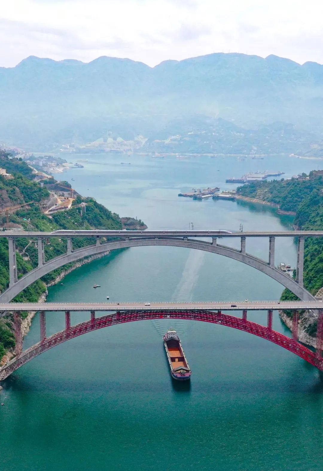 复兴号动车组驶过郑渝高铁梅溪河双线特大桥.李富彬 摄