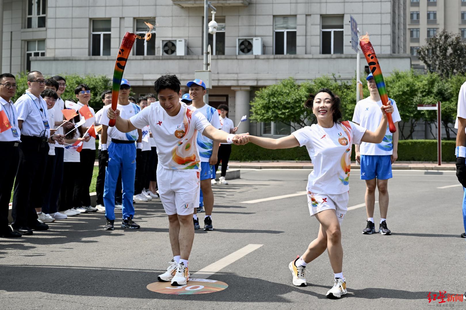 我是大运火炬手|花滑奥运冠军接力火炬传递 “葱桶”组合再现经典动作