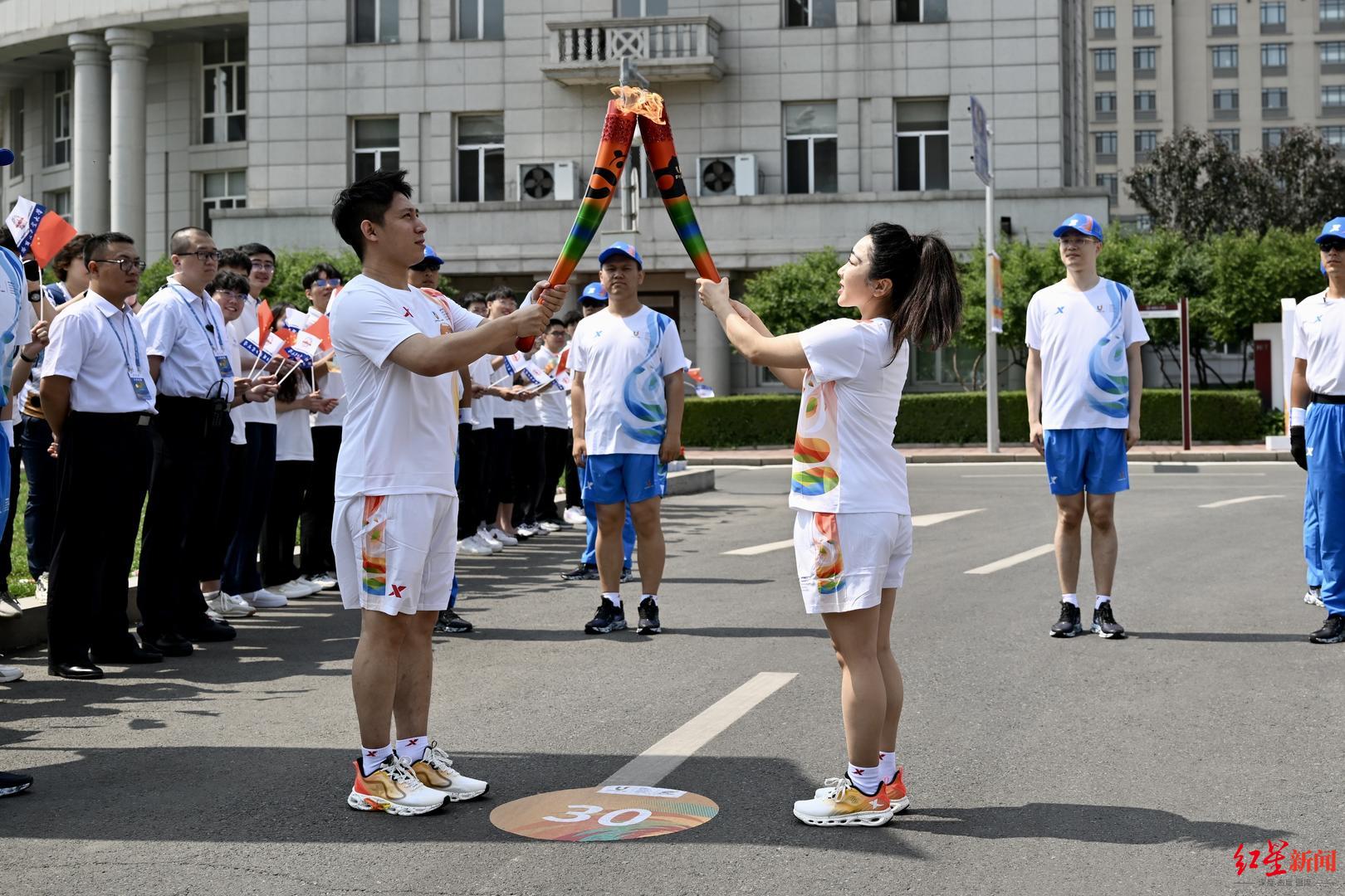 我是大运火炬手|花滑奥运冠军接力火炬传递 “葱桶”组合再现经典动作