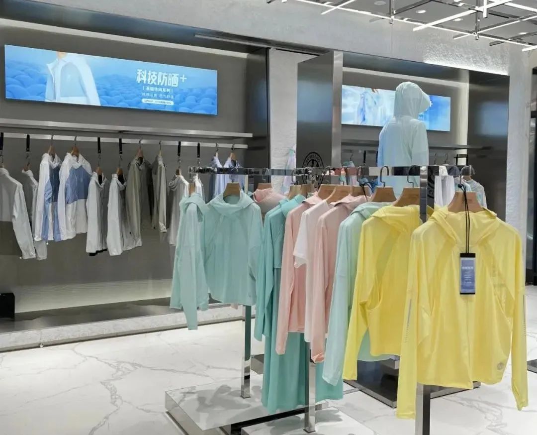 波司登门店里的防晒衣