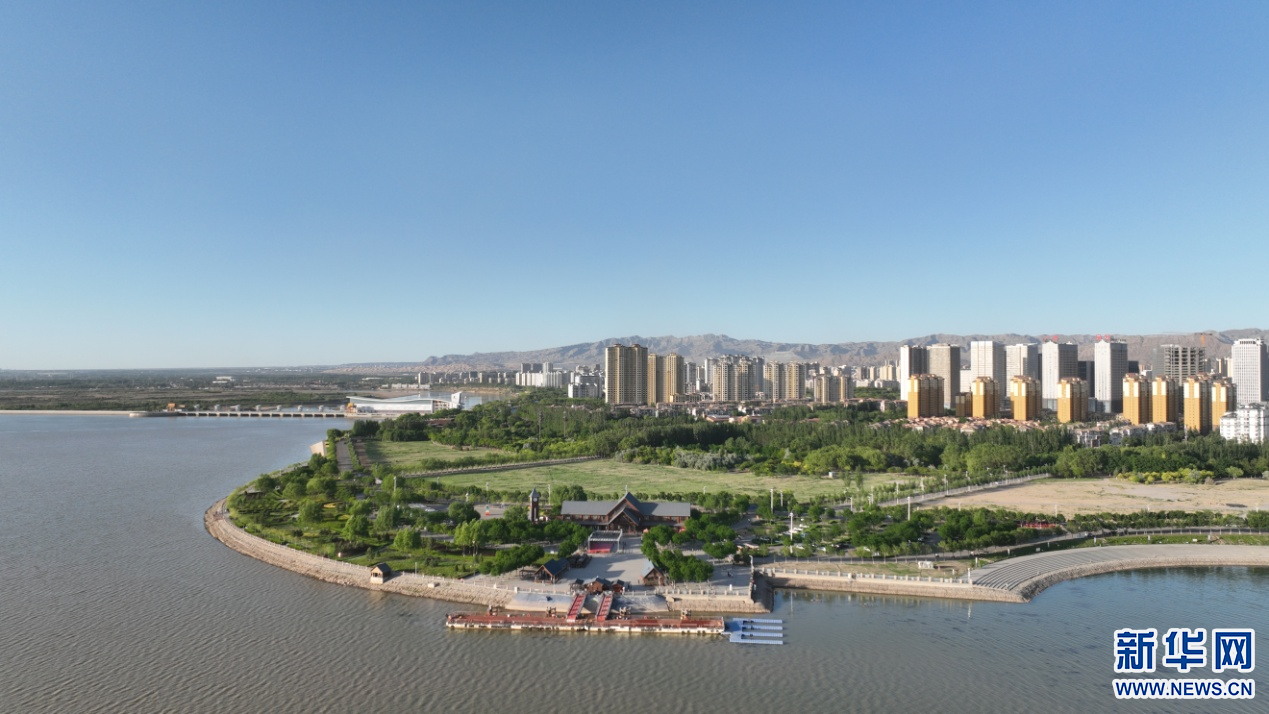 6月15日,蓝天映照下的乌海市乌海湖1号码头. 新华网发(雷廷 摄)