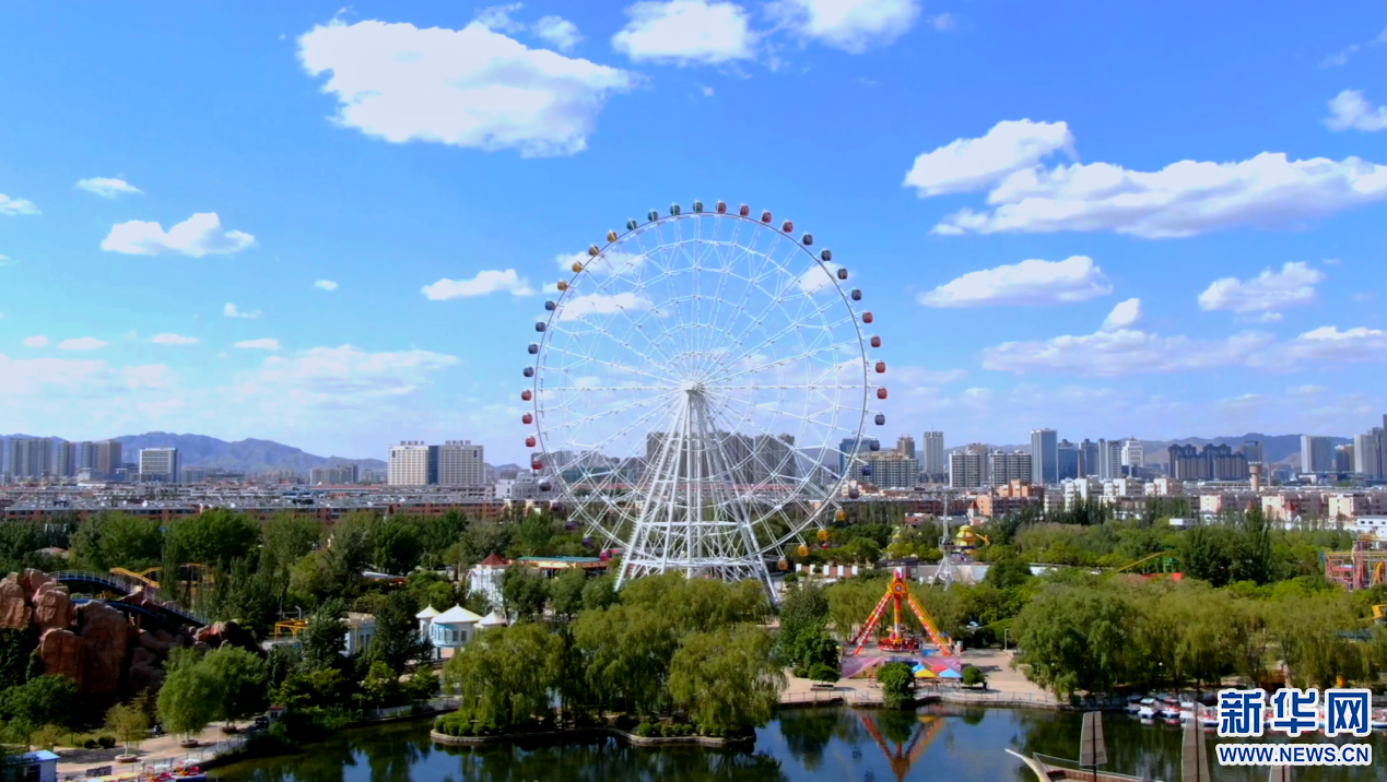 6月8日,包头市昆都仑区包头乐园天空如镜.新华网发 (刘震 摄)