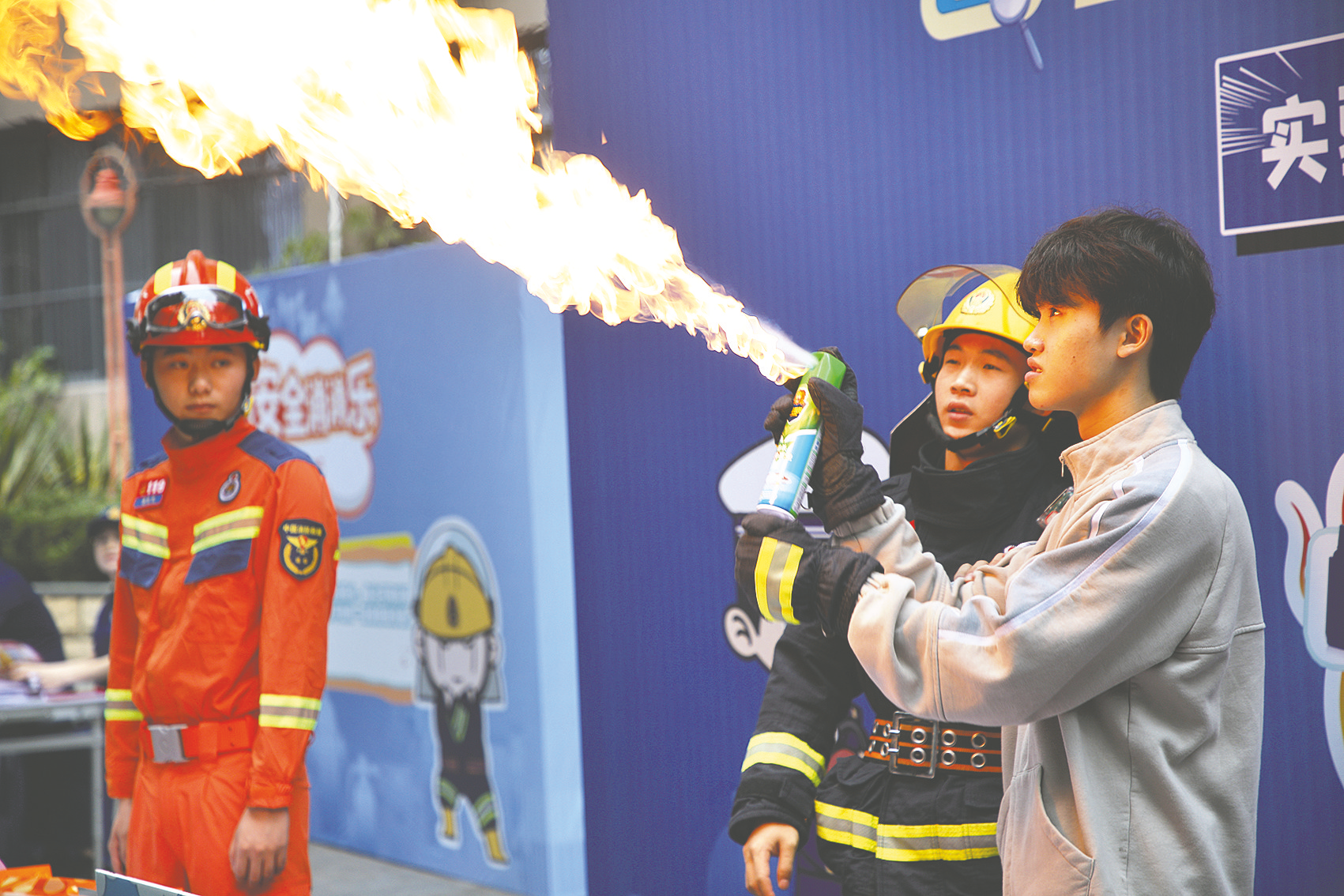 &nbsp;&nbsp;&nbsp;&nbsp;学生参与消防安全互动实验.
