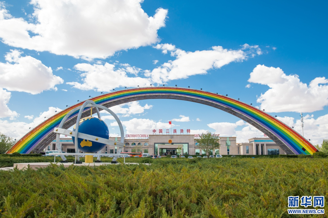 6月10日,二连浩特市公路口岸彩虹桥上空,白云朵朵.