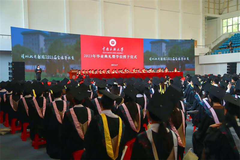 毕业不是散场:今年哪位大学校长的临别金句定格了你的青春?_新浪新闻