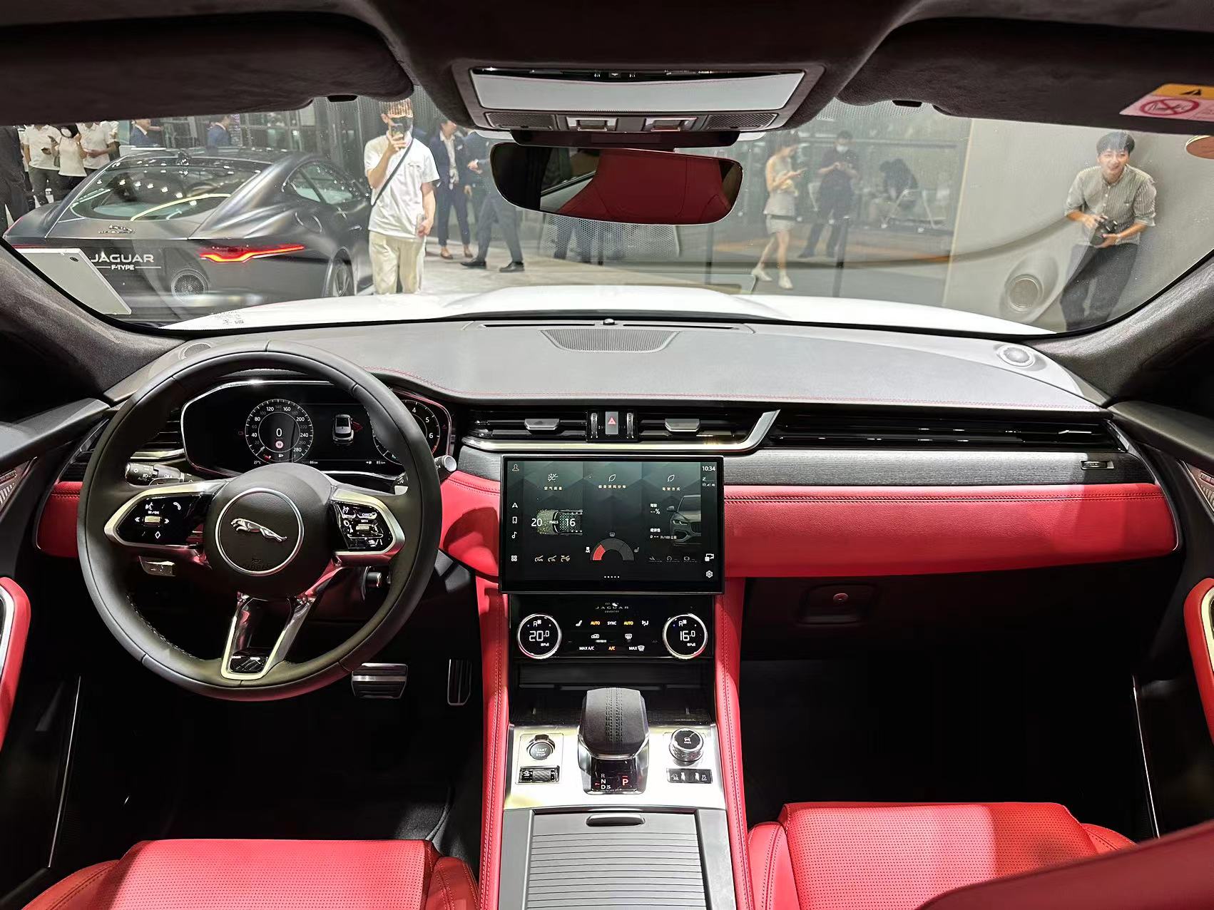 内饰部分,新款捷豹f-pace采用大量皮质材料进行包覆,红/黑双拼内饰