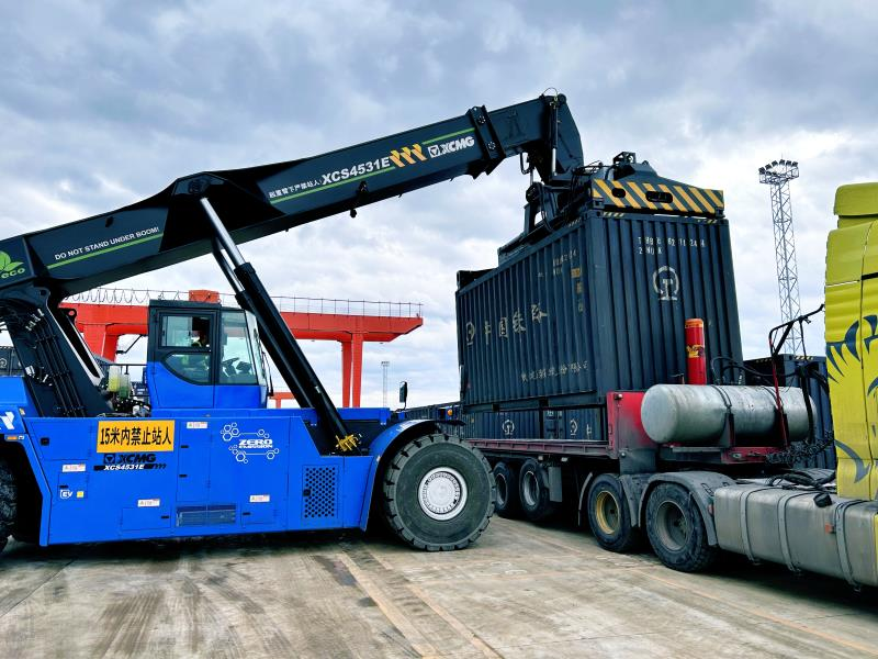 蒲缥站职工驾驶正面吊进行集装箱换装作业