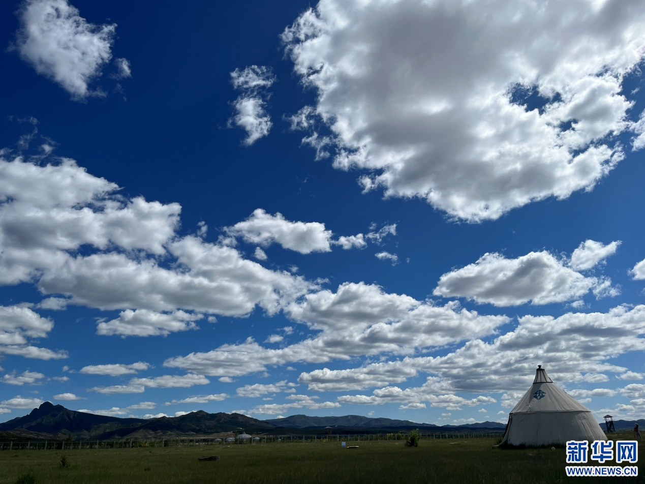 呼和浩特市敕勒川草原蓝天白云美如画.新华网发 (肖国强 摄)