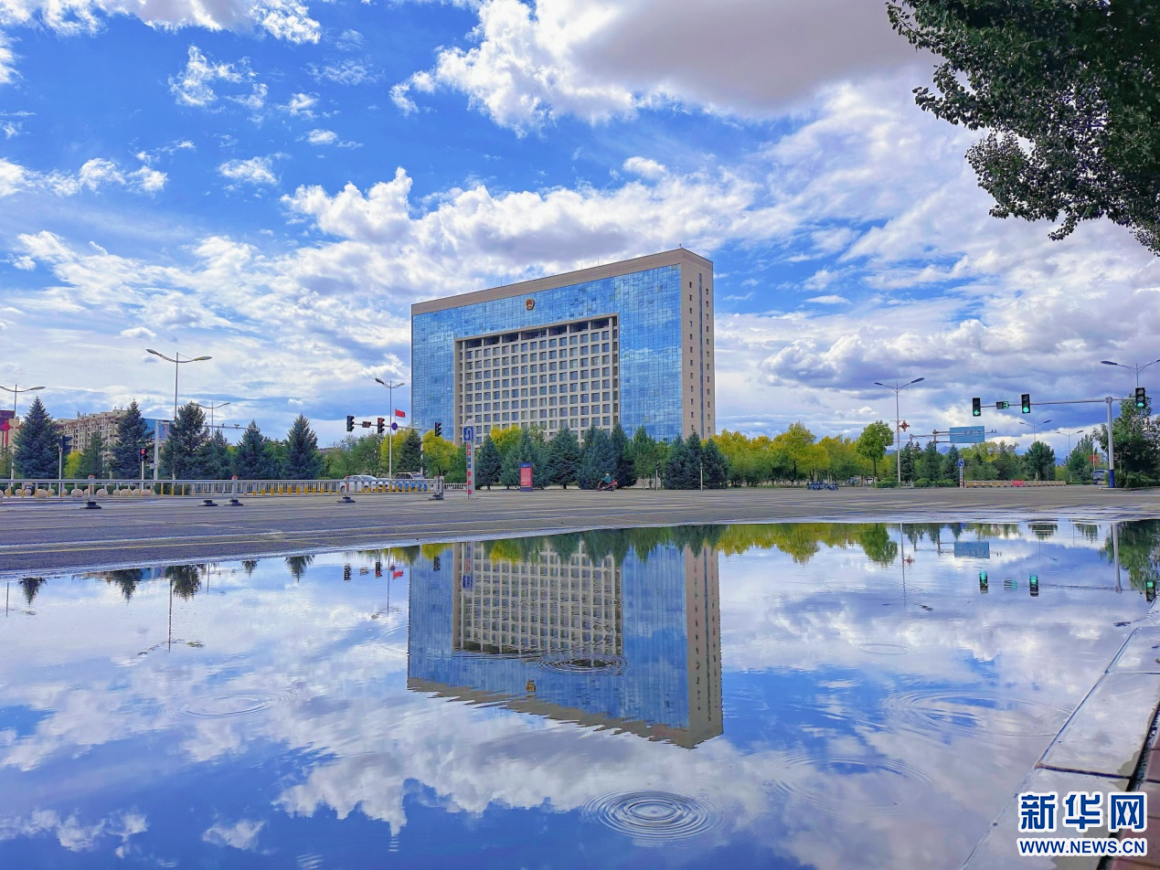 孟夏之日,在蓝天白云映衬下,赤峰市林西县呈现出"风光旖旎秀美山川"