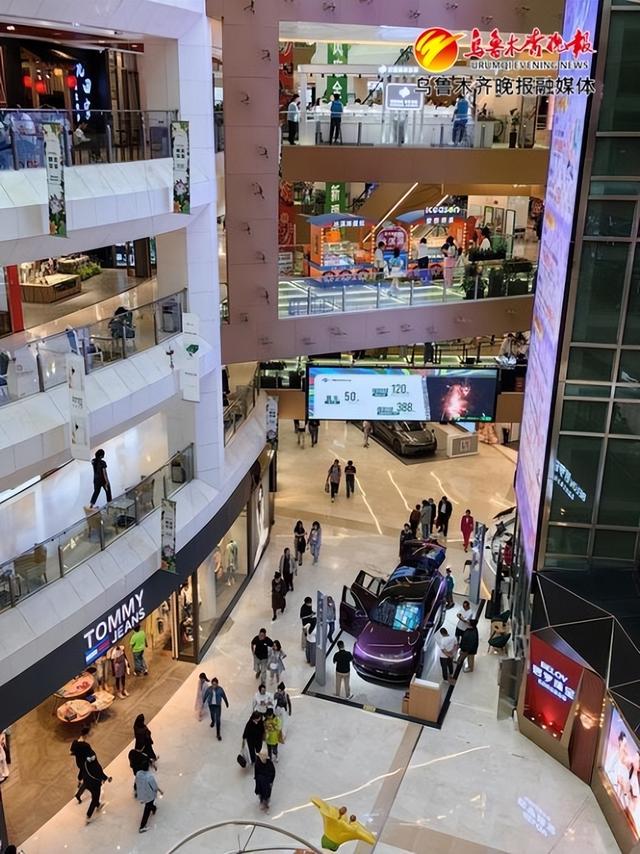 市民在ccmall时代广场购物.资料图片