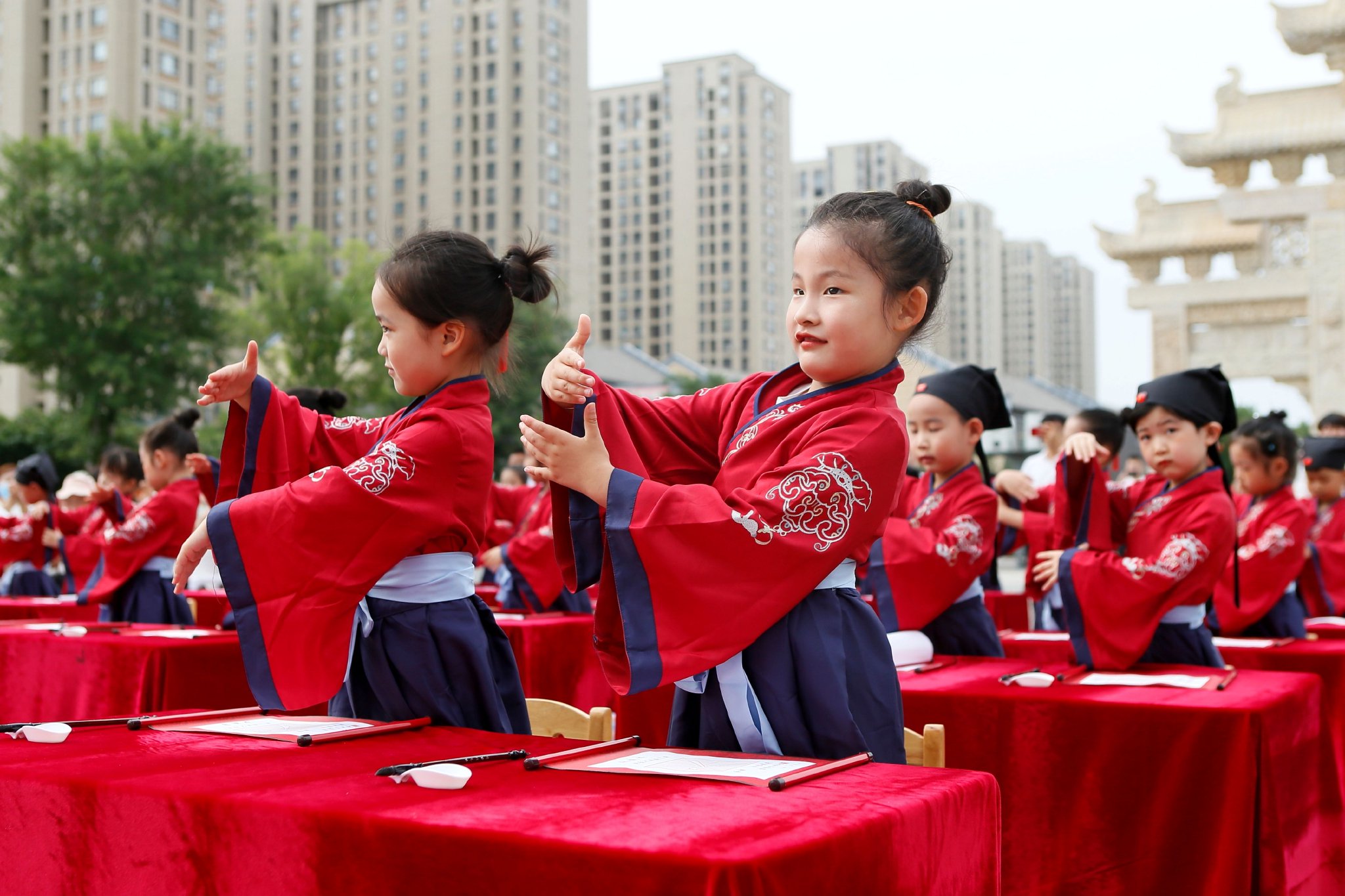 6月17日,在青岛市即墨区举办的开蒙礼仪式上,小朋友在行拜师礼.