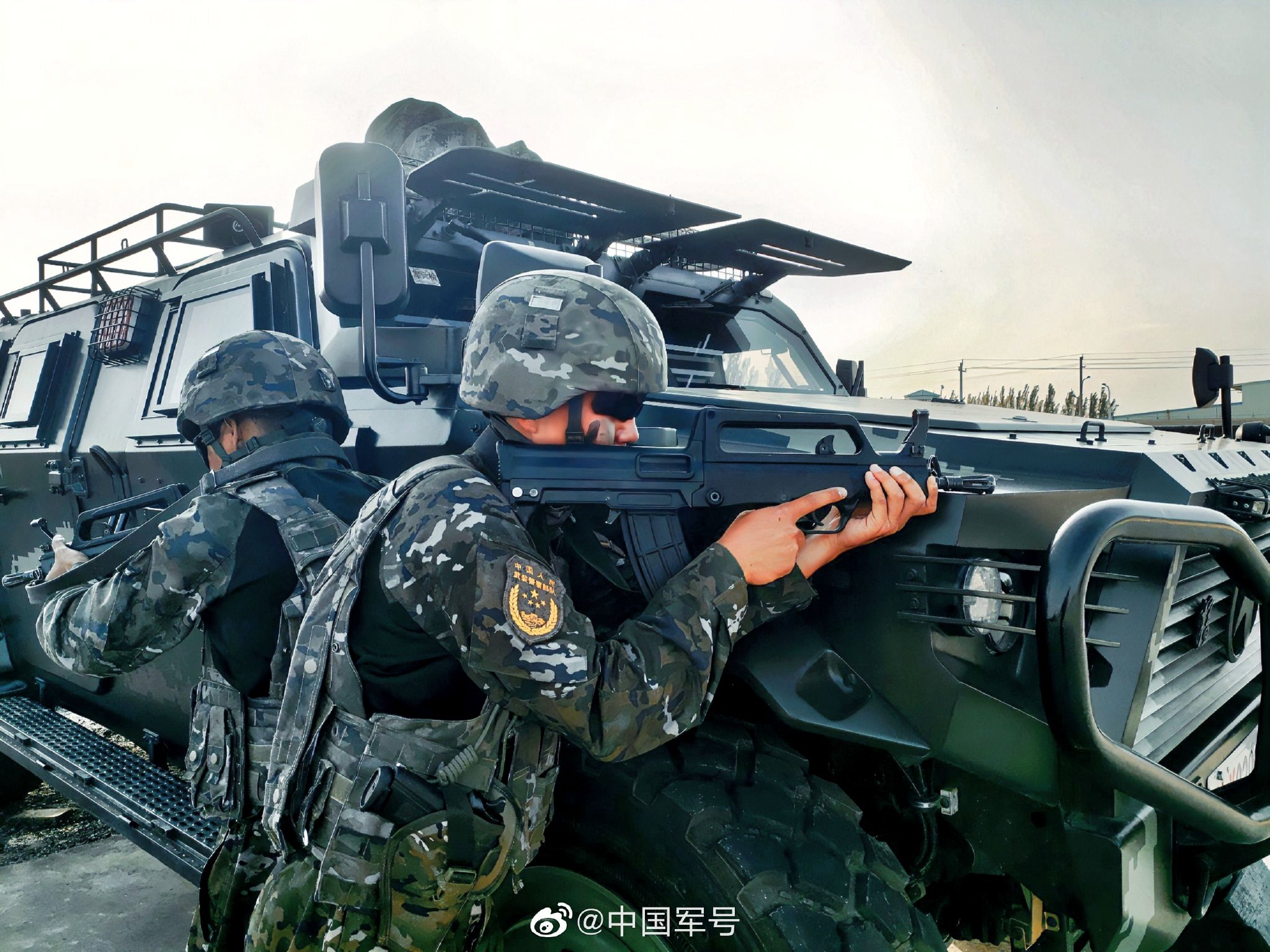 帅气!直击武警特战队员戈壁反恐演练|武警_新浪财经_新浪网
