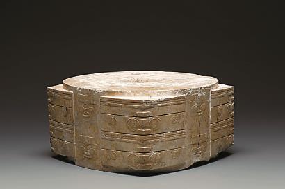 浙江反山遗址12号墓出土的玉琮. 资料照片