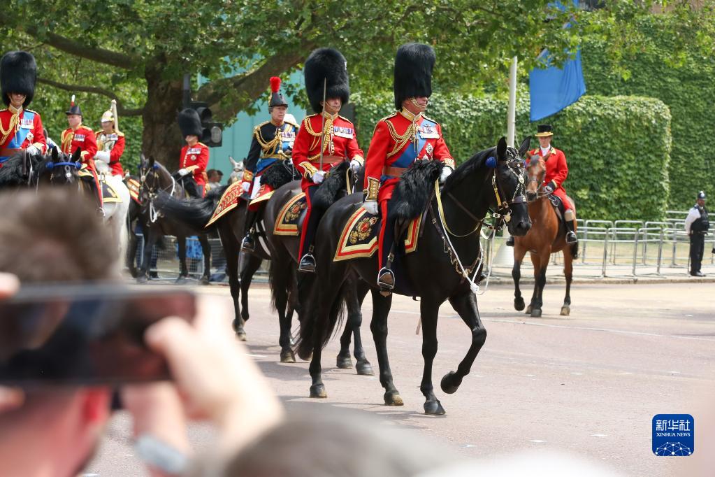 英国举行皇家阅兵式庆祝国王官方生日|阅兵仪式|英国|查尔斯_新浪新闻
