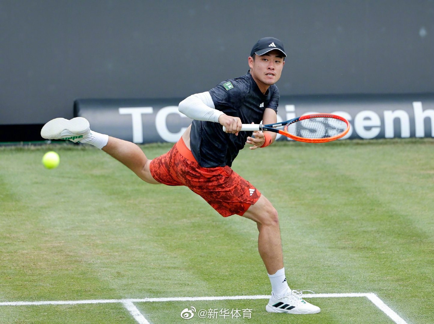 6月15日,吴易昺在比赛中回球.新华社发(菲利普·鲁伊兹 摄)