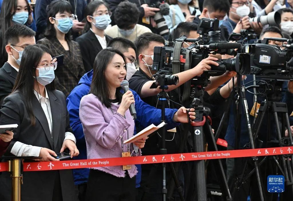 媒体记者采访资料图.图/新华社