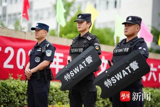 图为六合分局巡特警在六高附中考点执勤6月17,18日两日恰逢2023年南京