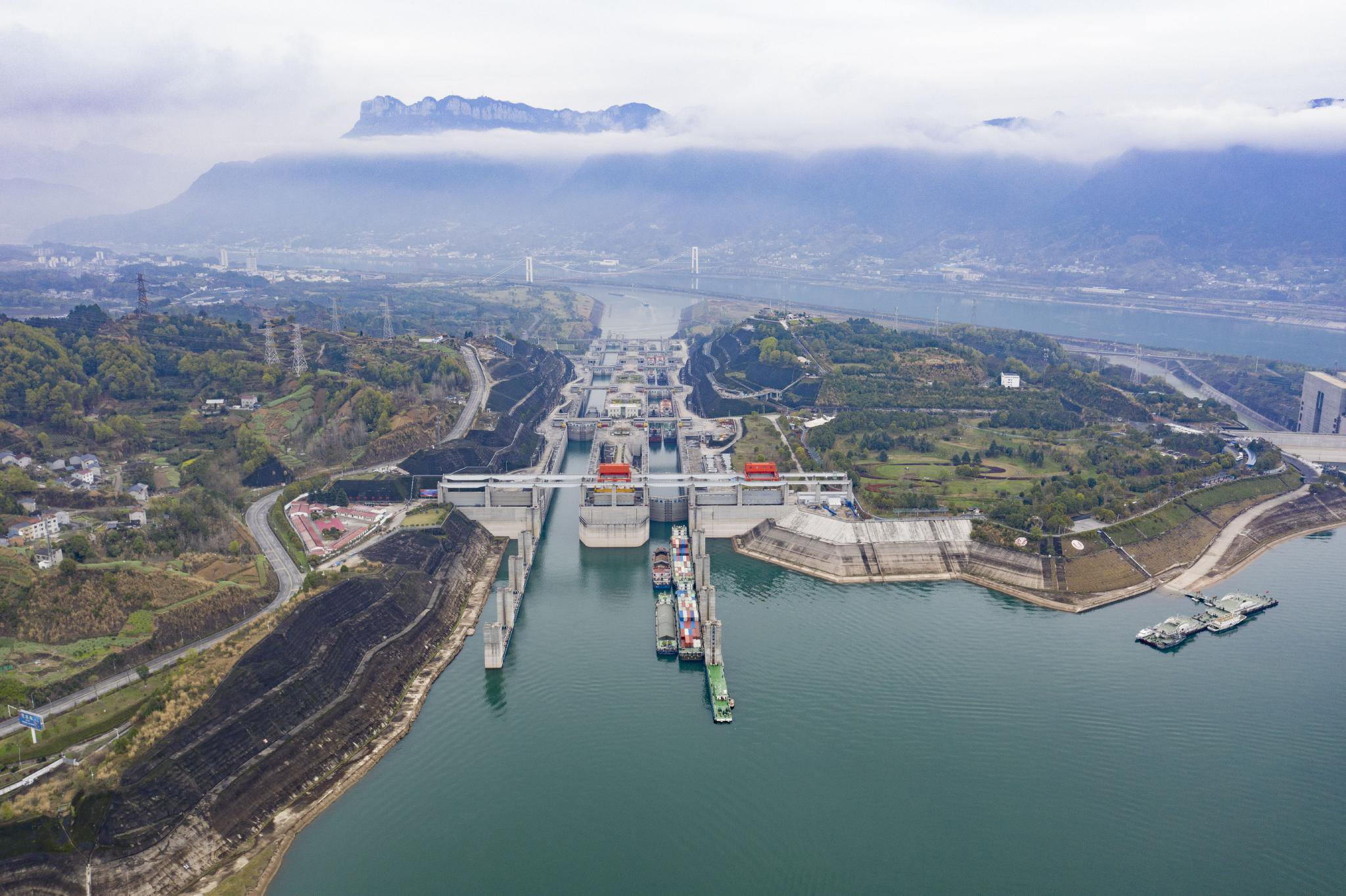 图为三峡船闸全景