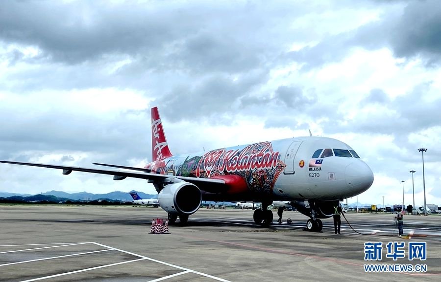 ak140航班落地揭阳潮汕国际机场.新华网发(陈琪 摄)