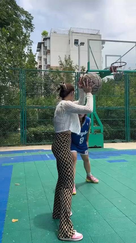 一不小心球碰球了|篮球_新浪新闻