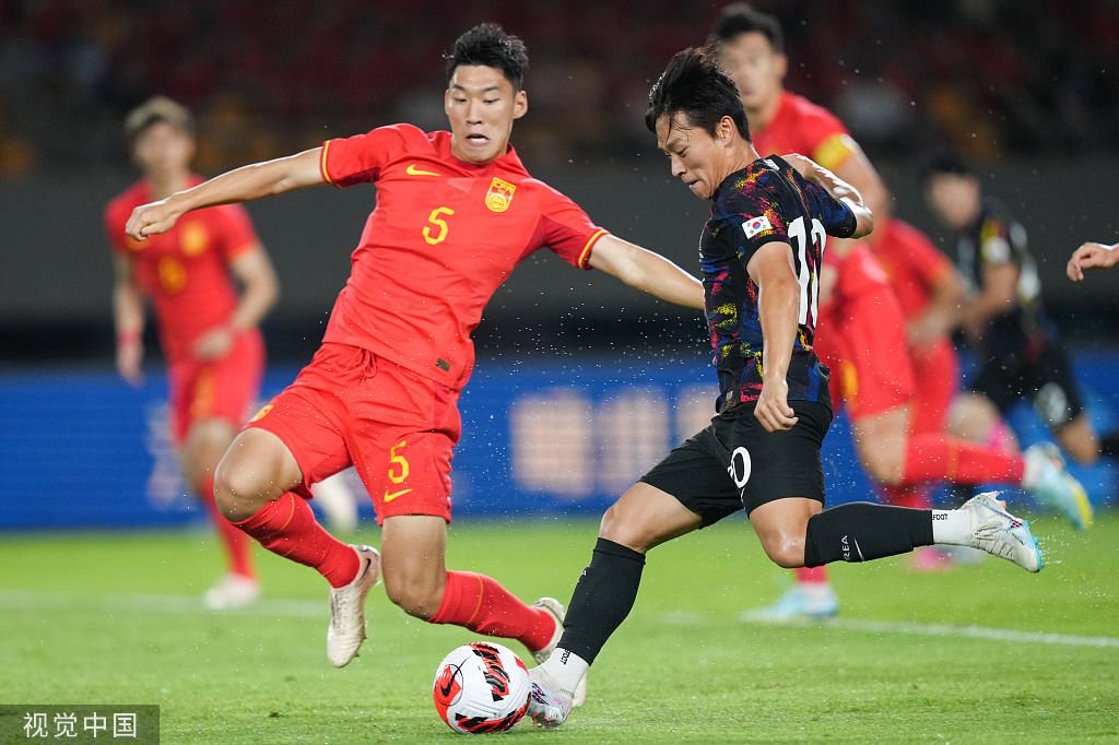 中后卫朱辰杰(左)在比赛中.